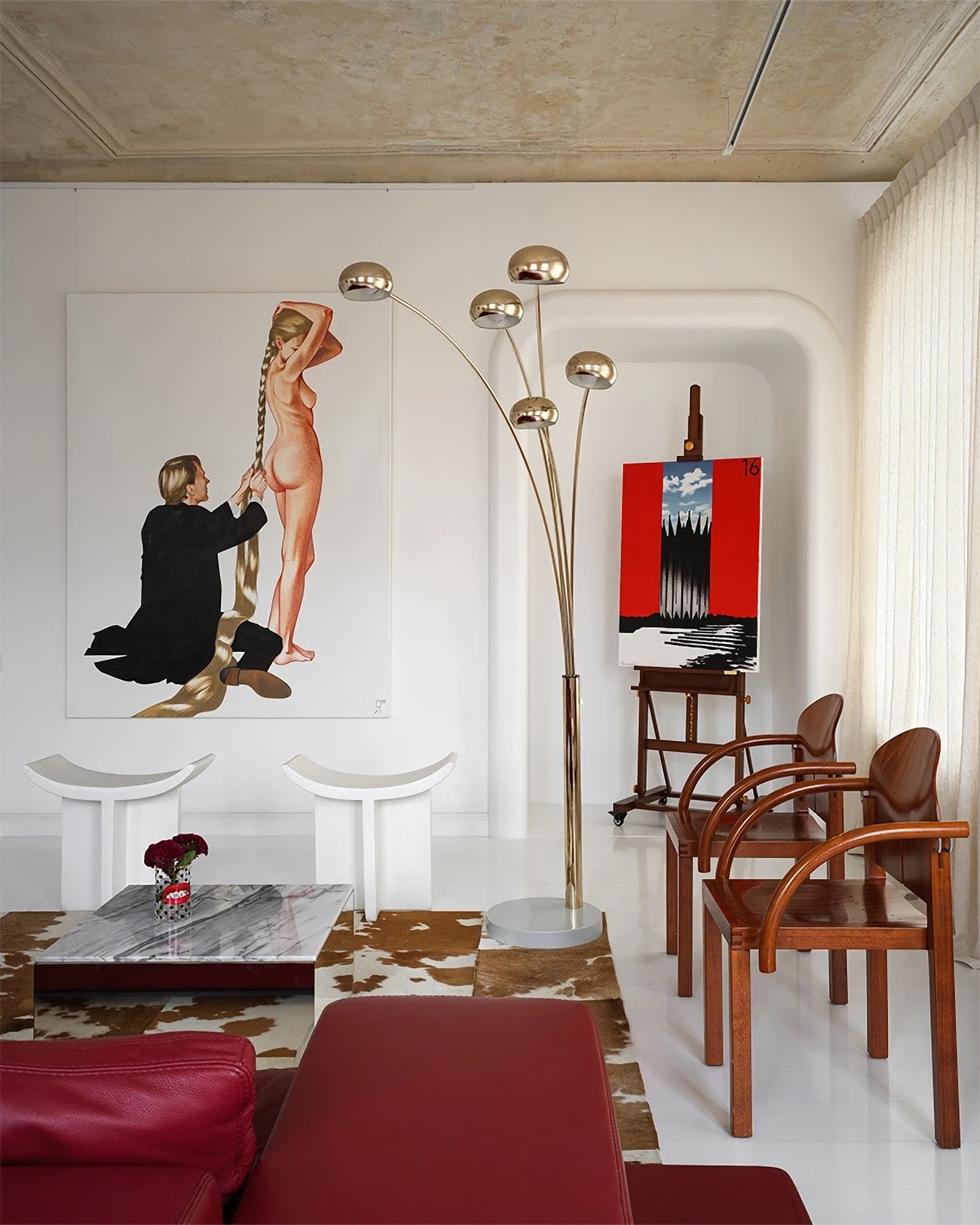 Табуреты 101 Copenhagen Brutus Stool, ваза Seletti Glass Vase Shit Pois, журнальный столик Kristina Dam Studio Mirror Table.
