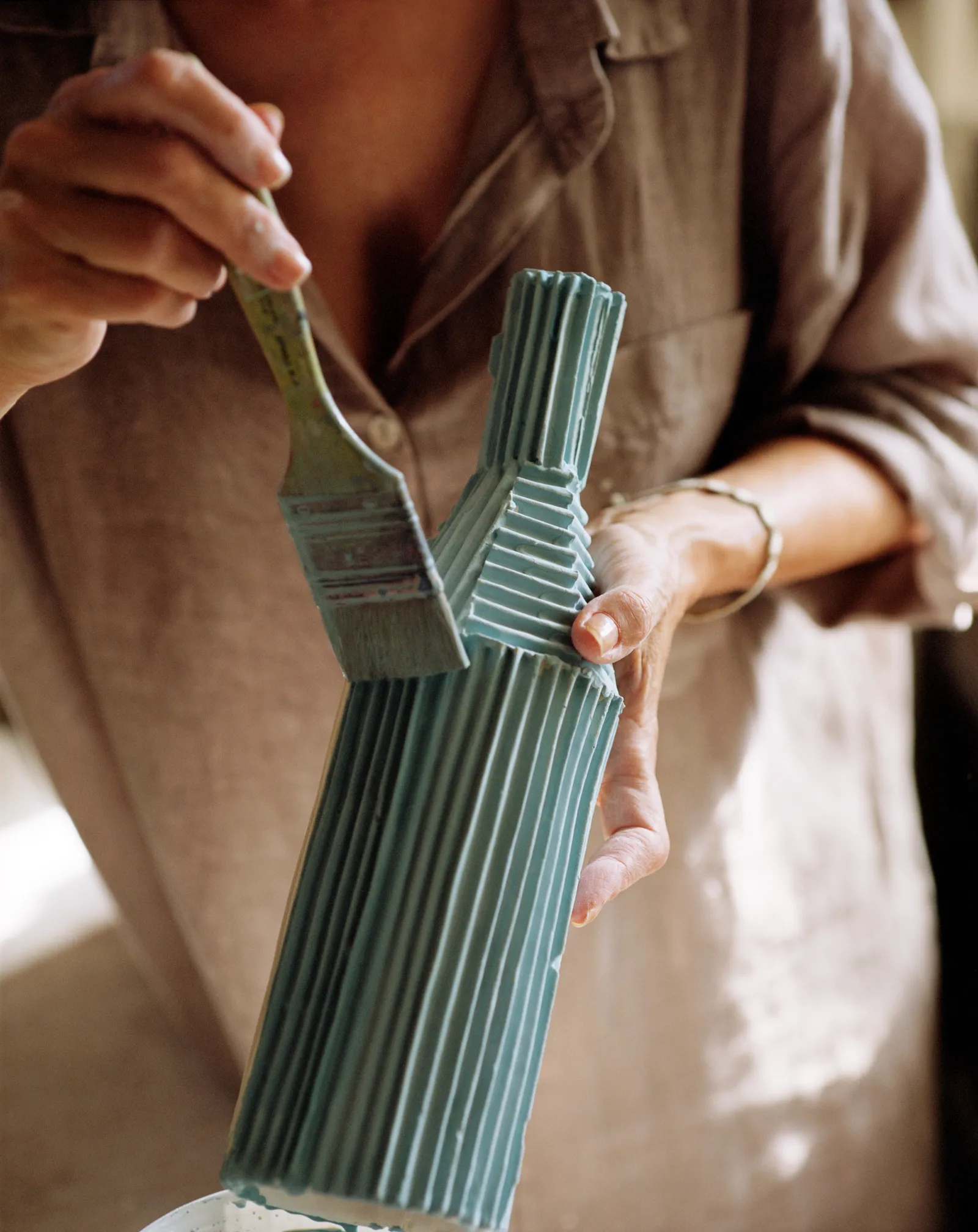 Каждое изделие — уникально. Разница в форме и размерах возникает в часто непредсказуемом процессе обжига, что добавляет объектам дополнительную художественную ценность и является свидетельством  их исключительности.