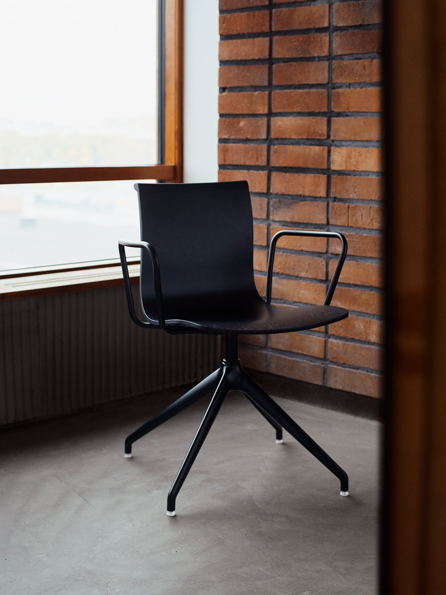 Стул Massproductions Serif Chair 4-star base with Armrests