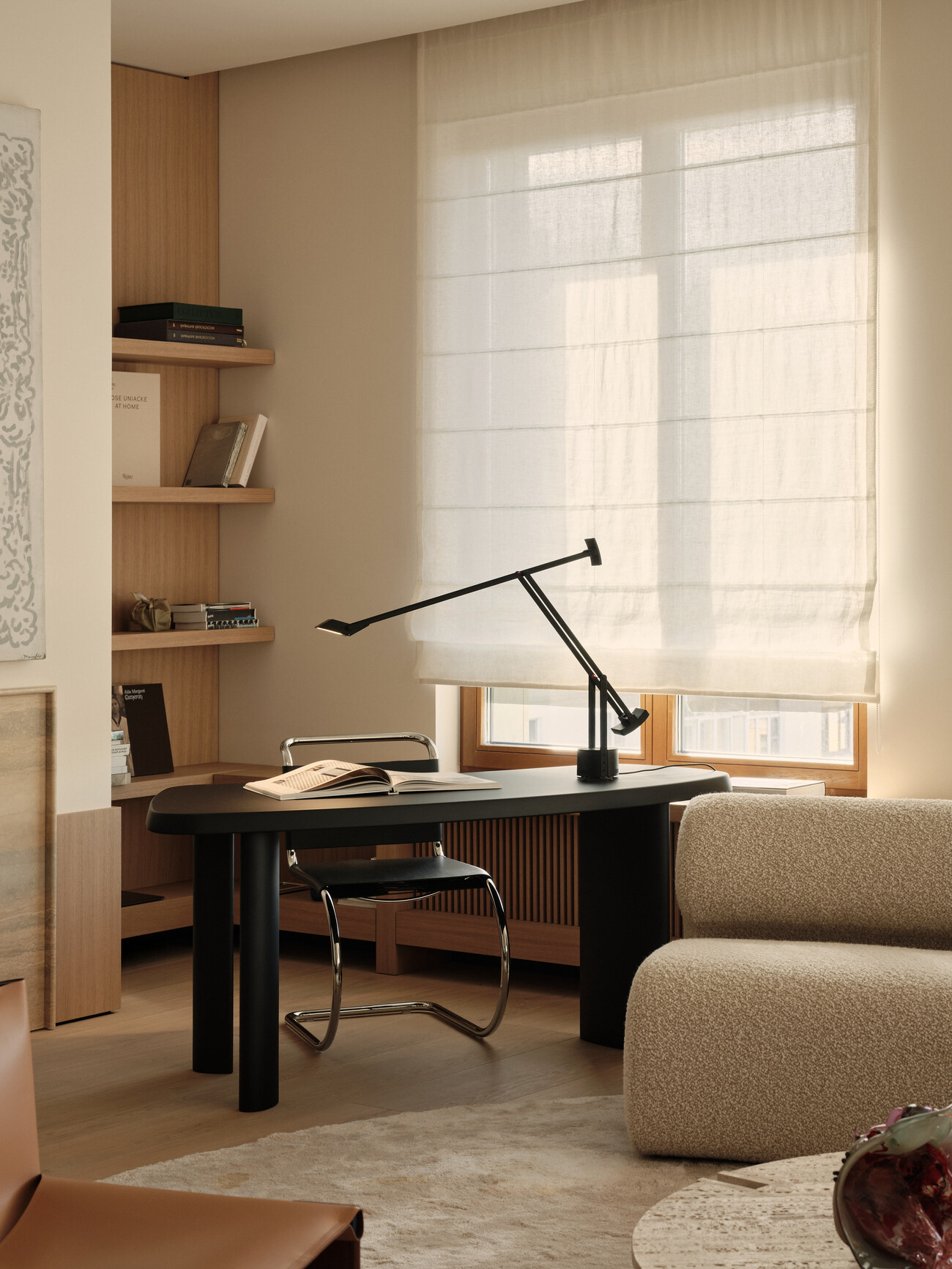 Письменный стол Cassina 538 Petit bureau en forme libre, стул Knoll MR Side Chair Cowhide