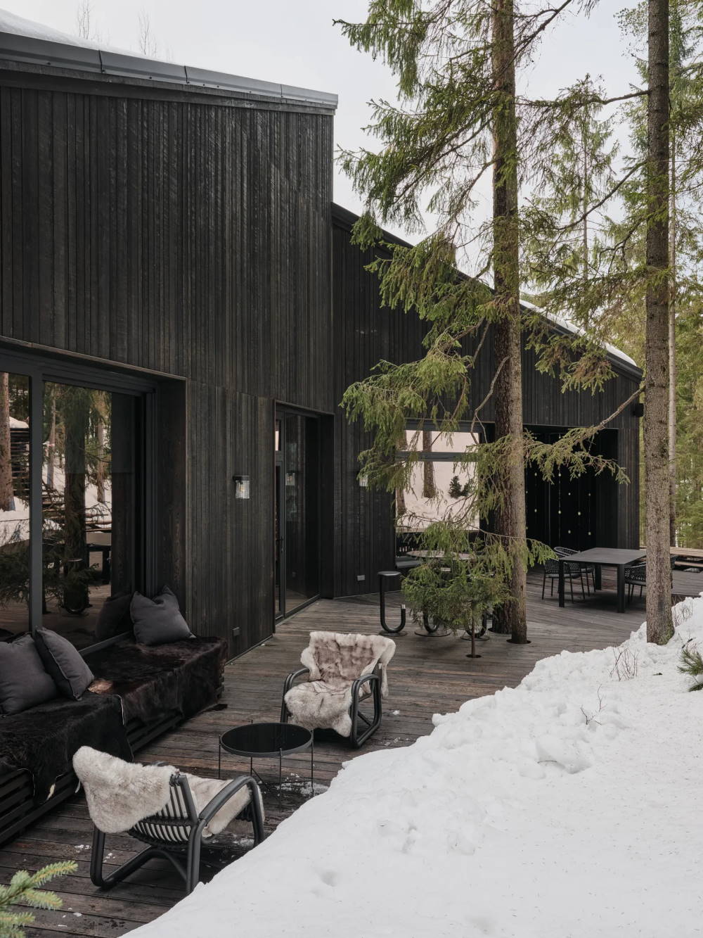 Уличные кресла Cane-line Curve Lounge Chair, обеденный стол Sovet Italia Kodo, уличные стулья Cane-line Ocean Chair, барный стол Desalto Strong Bar Table, стулья Desalto Strong Barstool