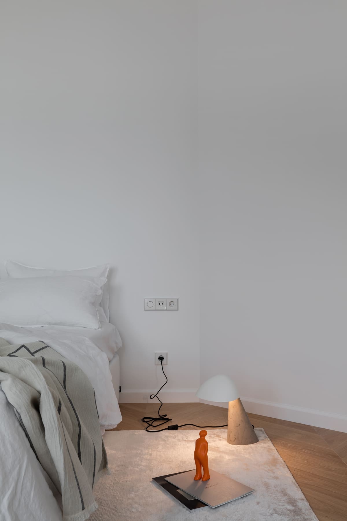Плед Kristina Dam Studio и настольная лампа от Fredericia, гармонично встроенные в пространство, наполнили помещение настоящим скандинавским колоритом.
