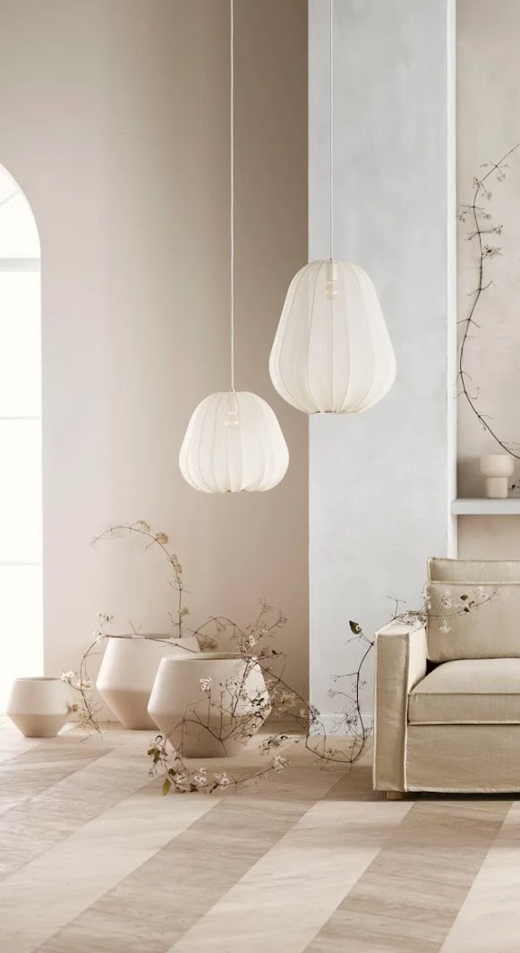 При этом они всё равно вторят общему стилю, напоминая капли росы, листья, бутоны физалиса или тюльпана.