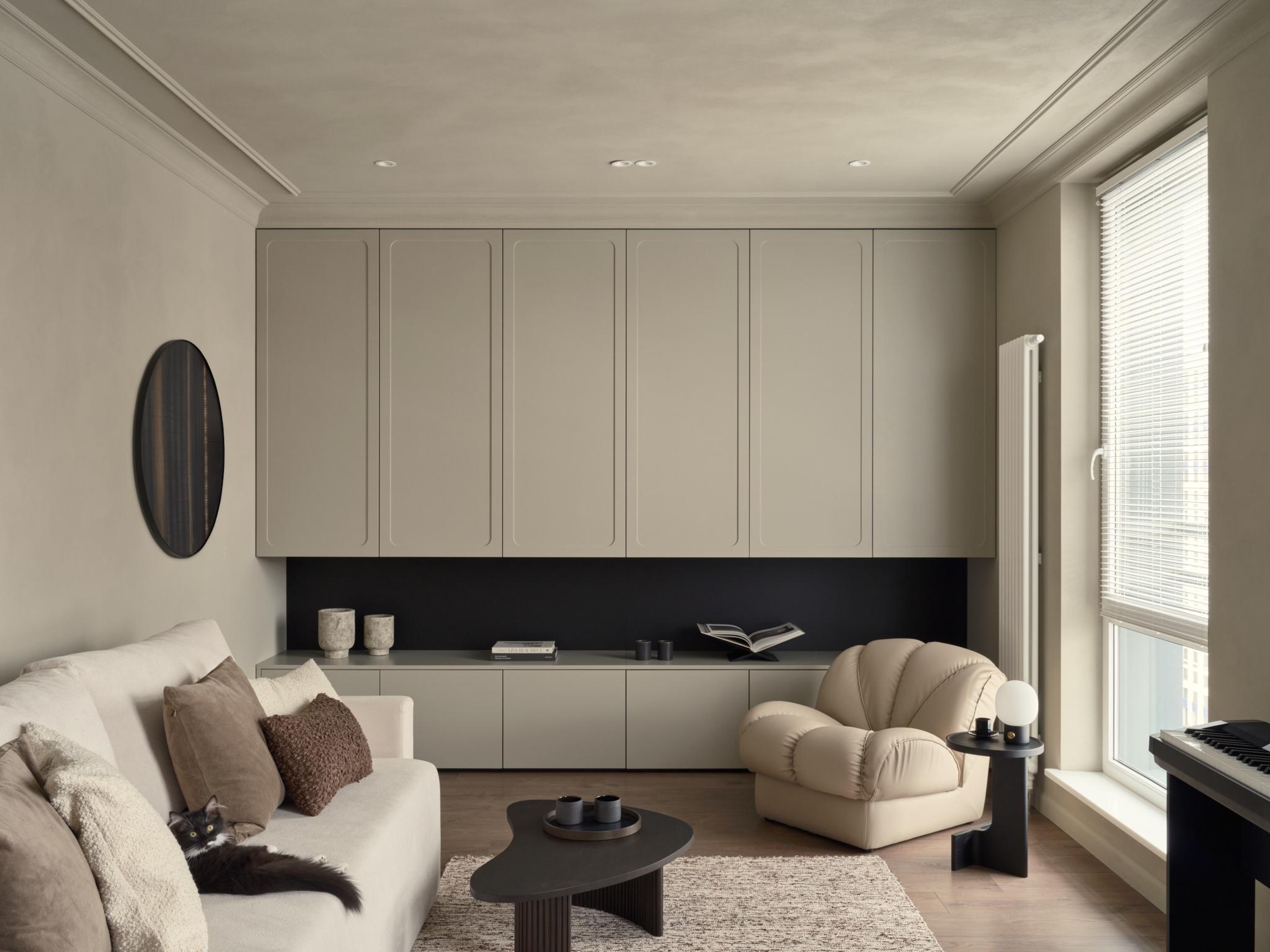 Журнальный столик Beam Side Table, Ariake. Ваза Vase, Serax. Держатель для книг, Laboratory.