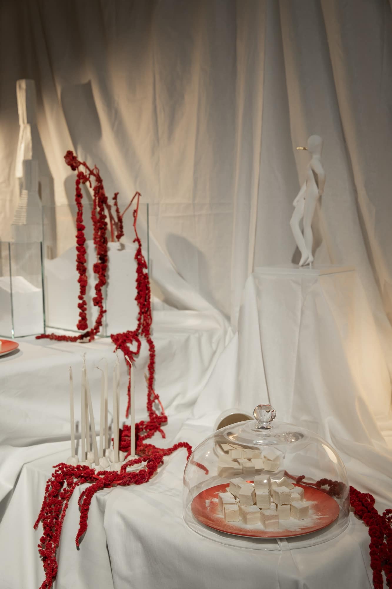 «Я решила показать, как можно создавать новые концепции в эпоху, когда уже всё придумано. Ответ кроется в том, чтобы вступать в диалог с вечностью, с Великими идеями, вплетать древнее в современное полотно жизни» — рассказывает Диана.