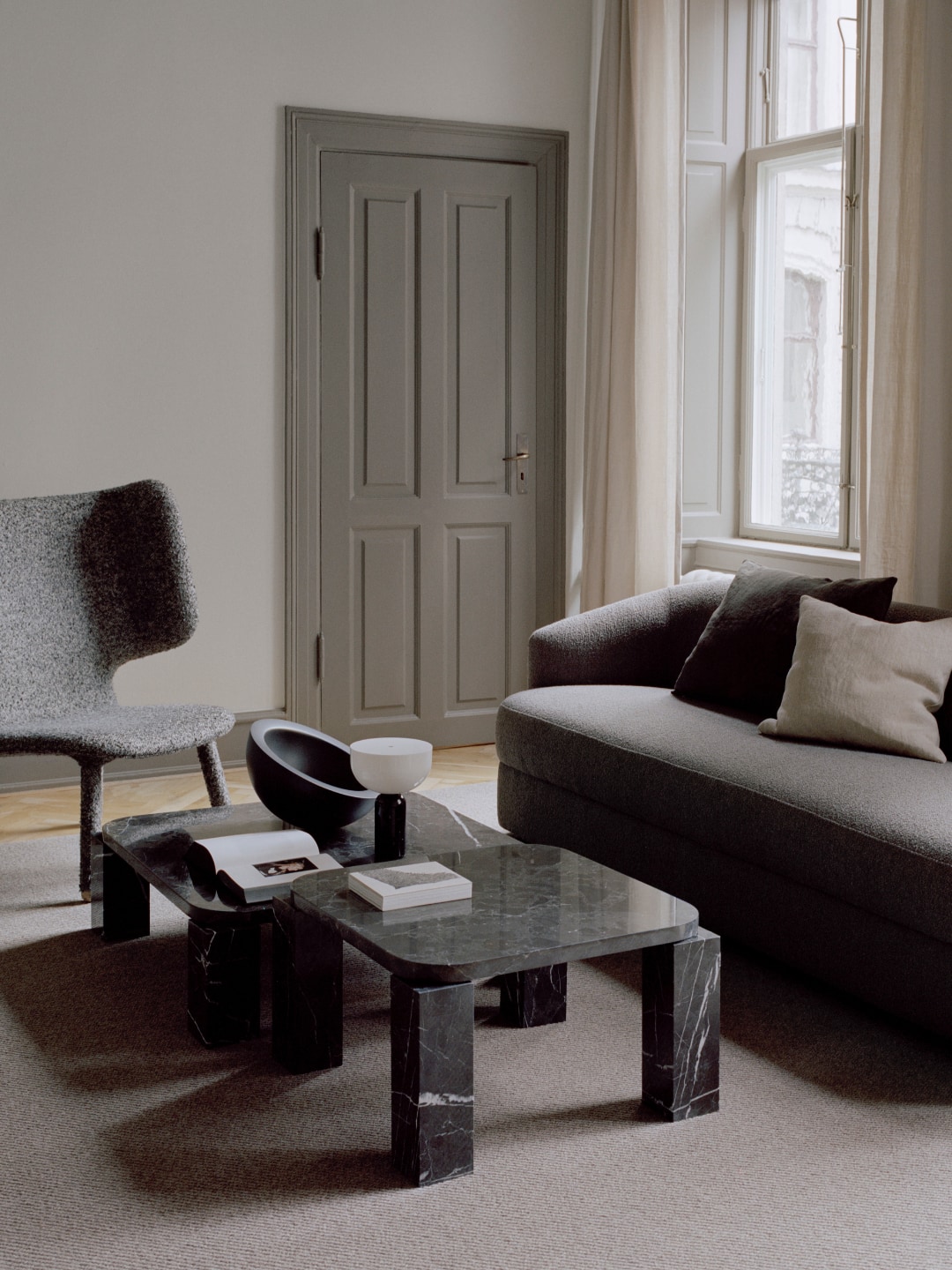 Журнальный столик New Works Atlas Coffee Table из мрамора