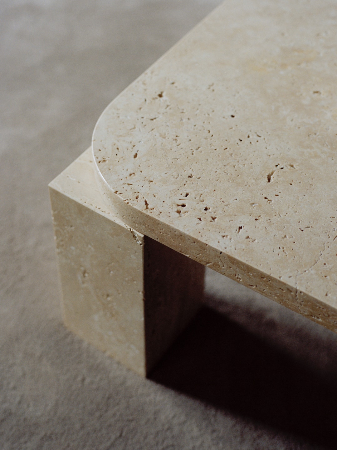 Травертиновый журнальный столик New Works Atlas Coffee Table