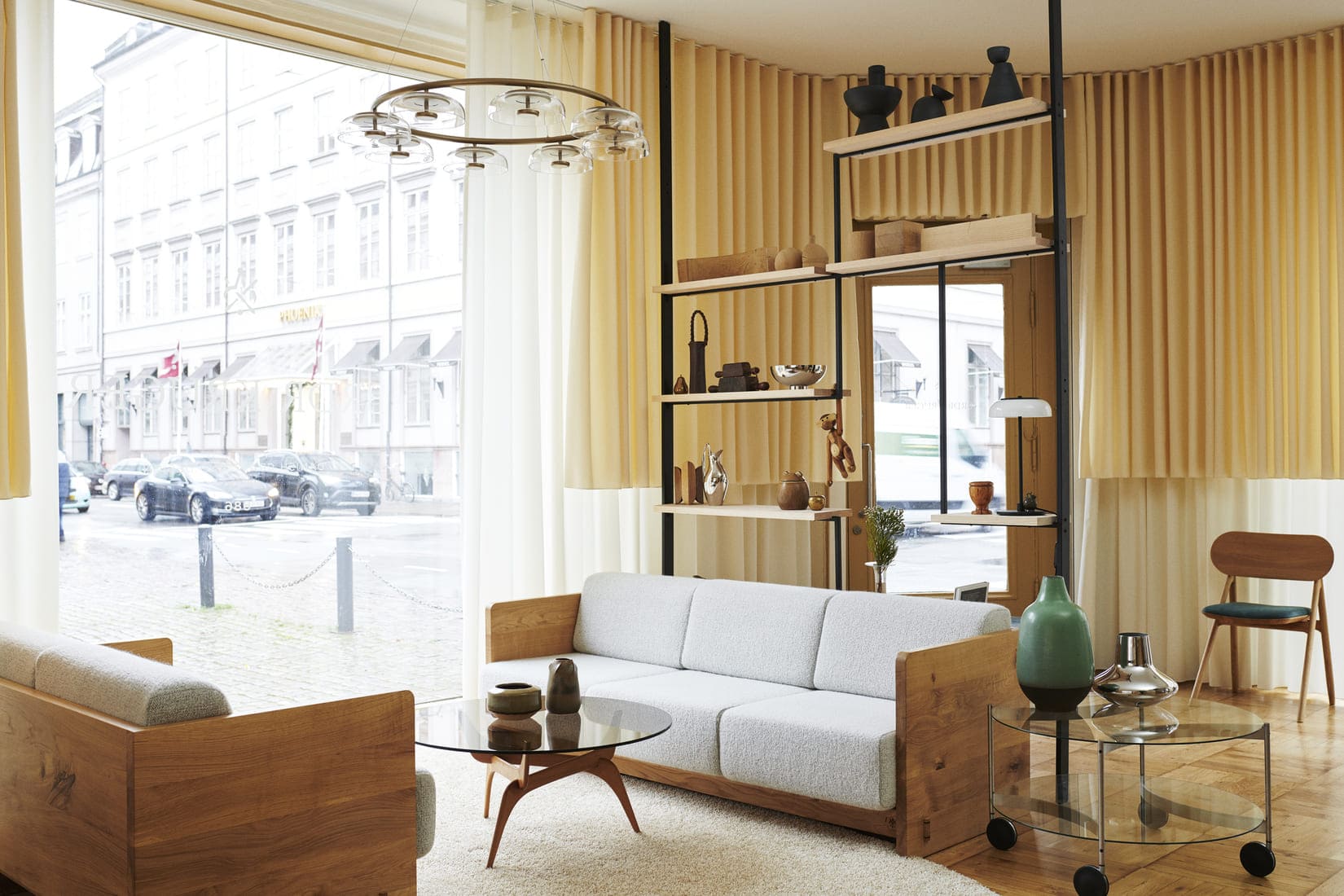 Диван KARM Sofa, журнальный столик TRIIIO Coffee Table, журнальный столик Orbis Mobile, кресло Ferdinand Lounge Chair, подвесная люстра Blossi 8