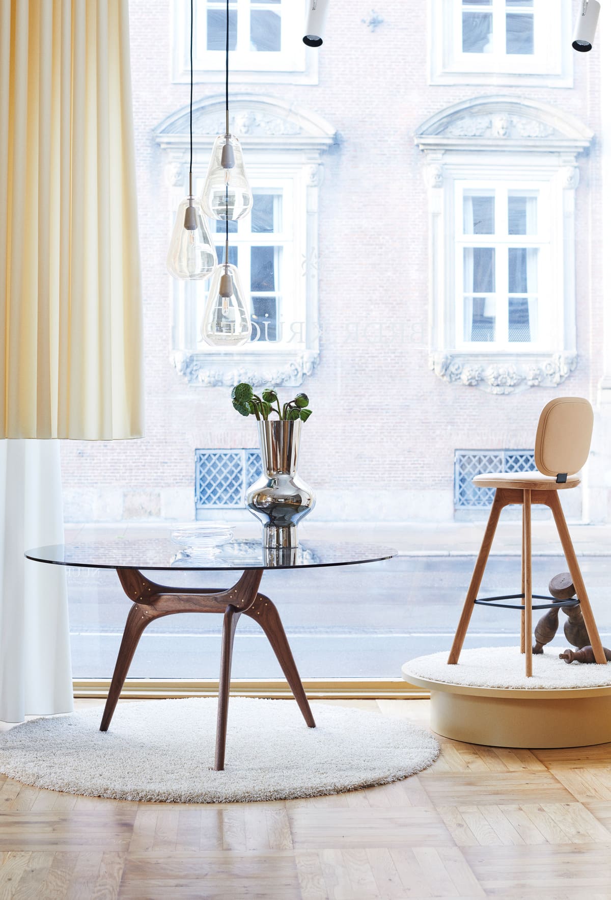Стол TRIIIO Dining Table, барный стул Pauline Comfort Bar Stool 75 cm, подвесной светильник Anoli 3