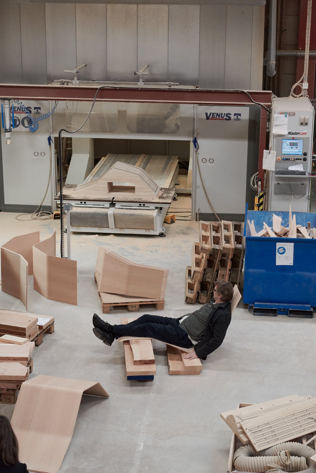 Эстетика Massproductions воспевает красоту эффективного, устойчивого и высококачественного промышленного производства, на что и намекает название бренда: «массовое производство».