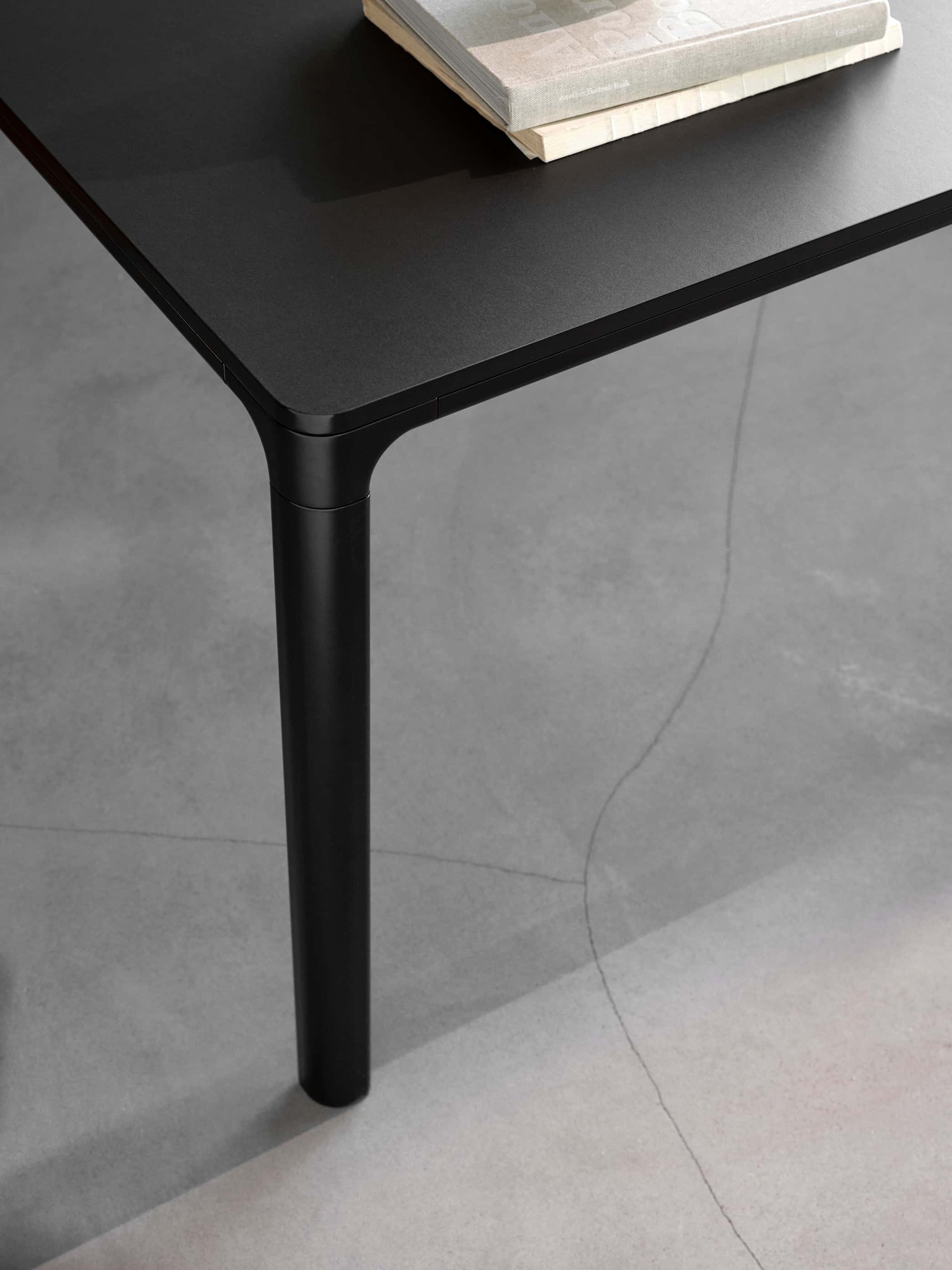 На фото представлен стол Fredericia Mesa Table