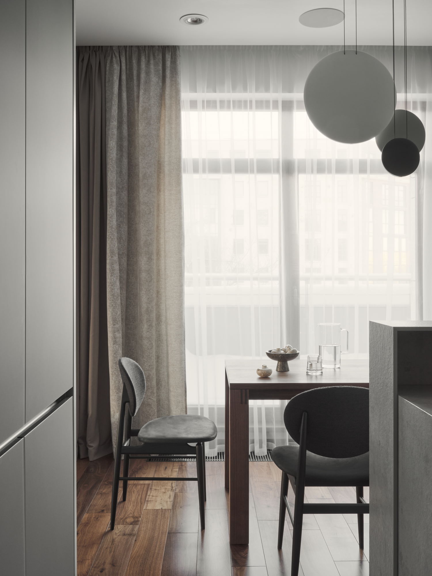 Стулья Ariake Outline Chair, люстра Vibia Cosmos