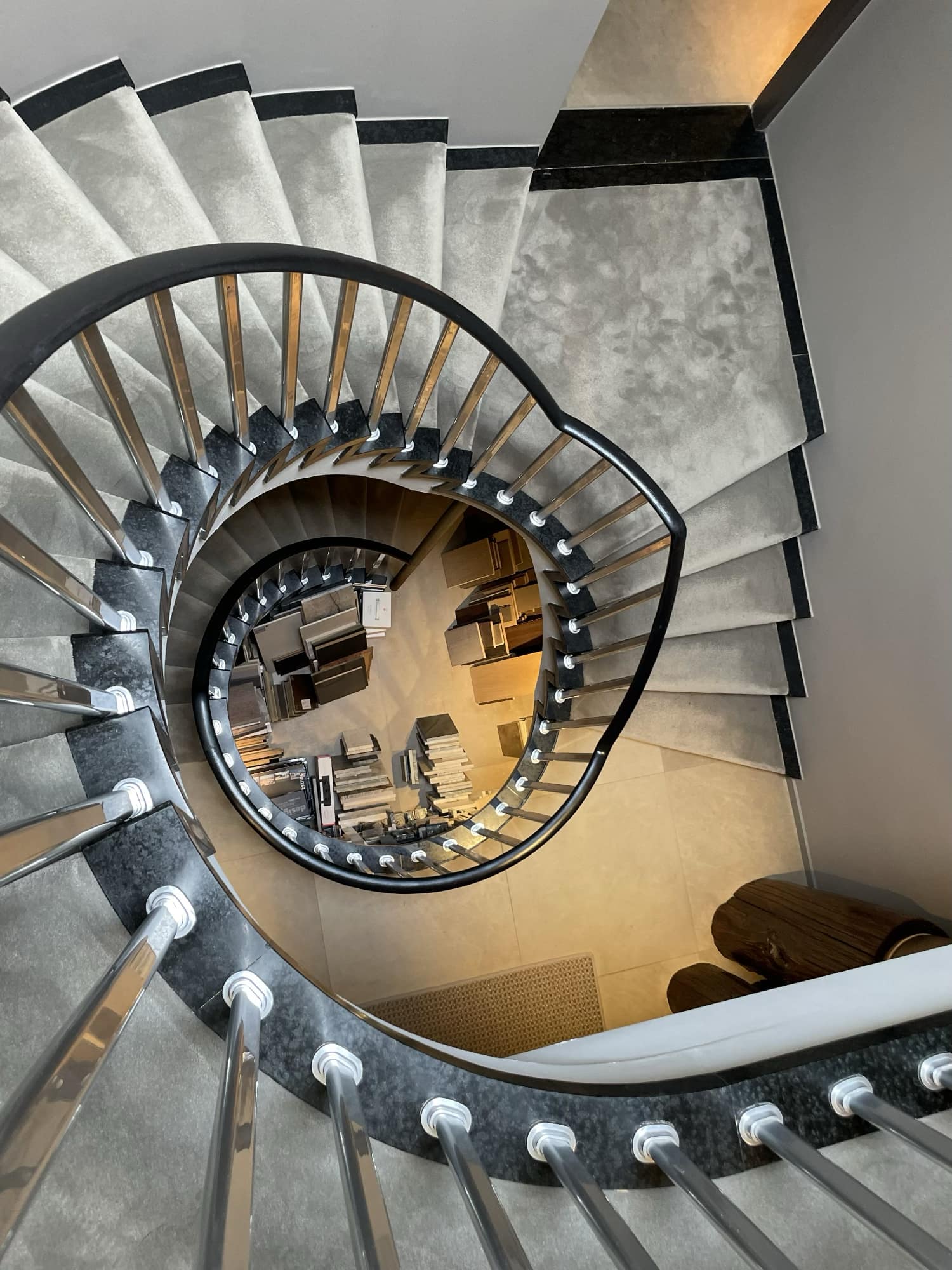 «Ко мне не приходят клиенты; всех я жду как гостей», — рассказывает Eric в личной беседе.