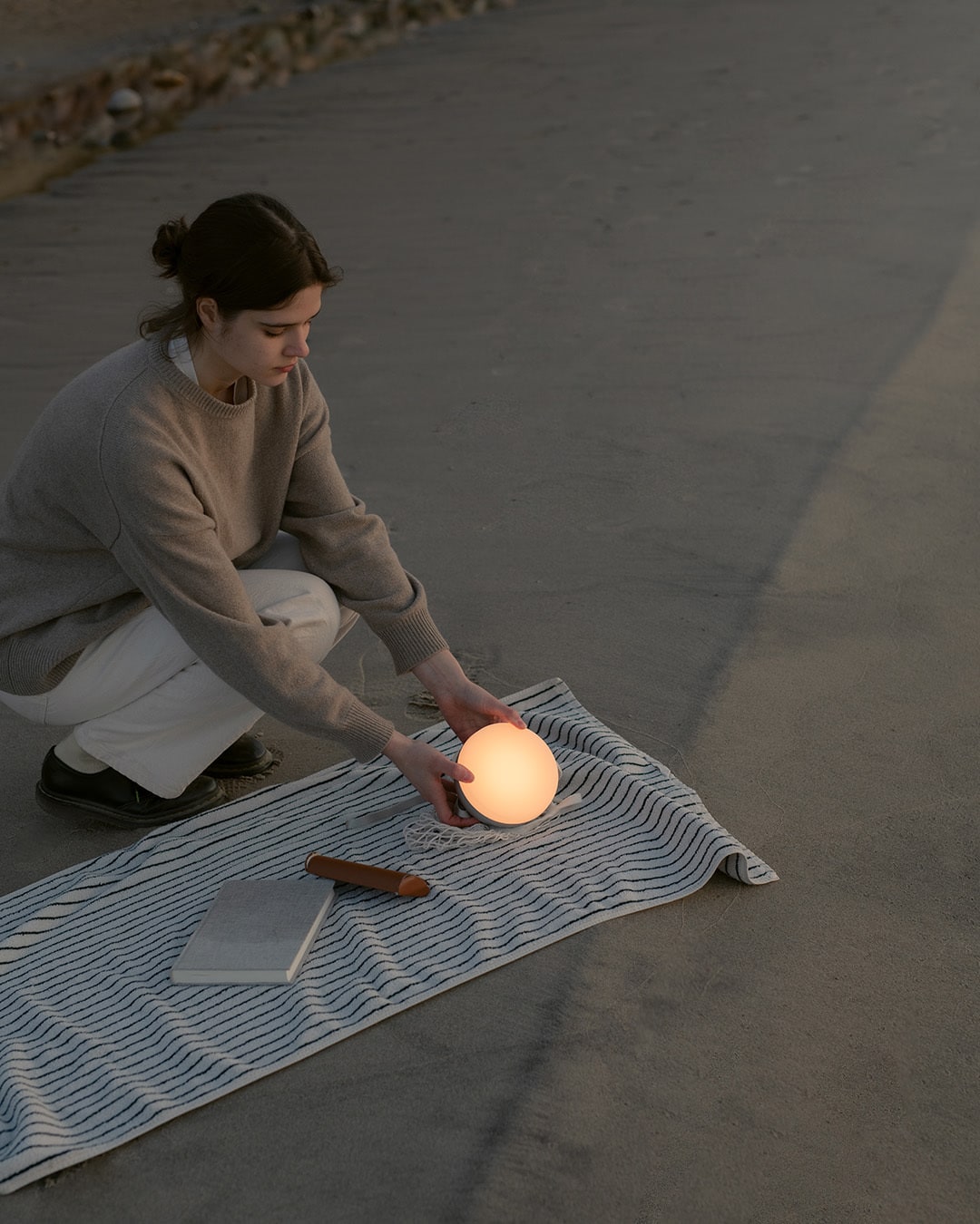 Девушка с портативным фонарём New Works Sphere Adventure Light