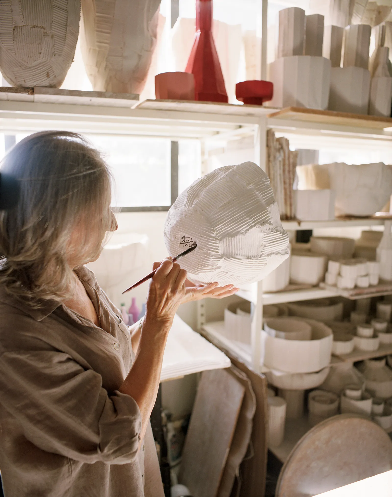 По признанию самого мастера, ей хотелось выйти за рамки старых схем и выработать новую формулу в мире керамики – и пришлось немало потрудиться, чтобы найти свой личный рецепт.