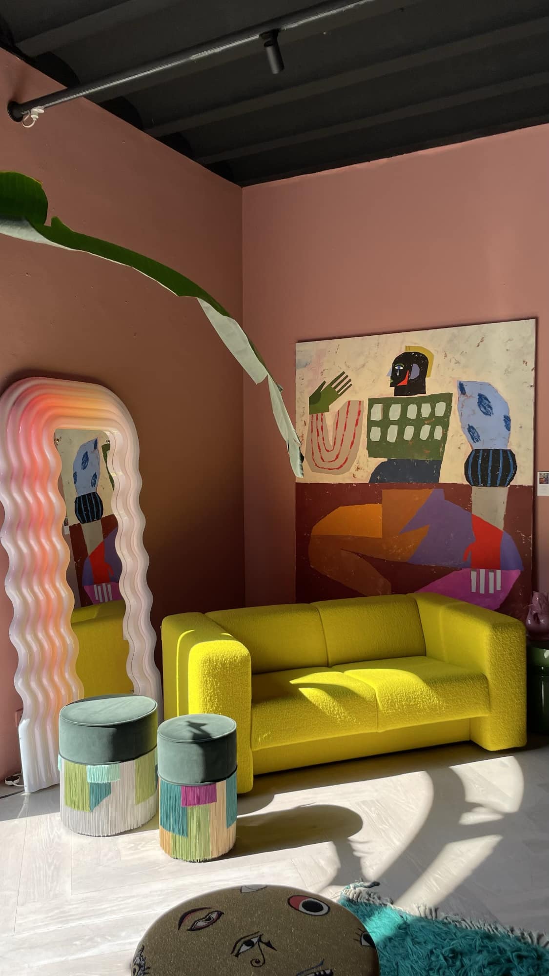 Чтобы повысить насмотренность наших близких партнёров, мы организовали для них посещение пяти голландских шоурумов и галереи (без прогулки  по Амстердаму тоже не обошлось). 