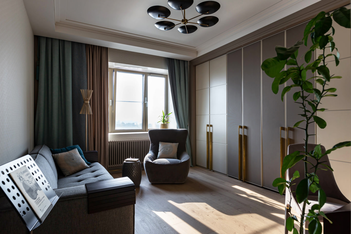 Подвесной светильник Arteriors Griffith Chandelier, кресло Meridiani LIU Skin