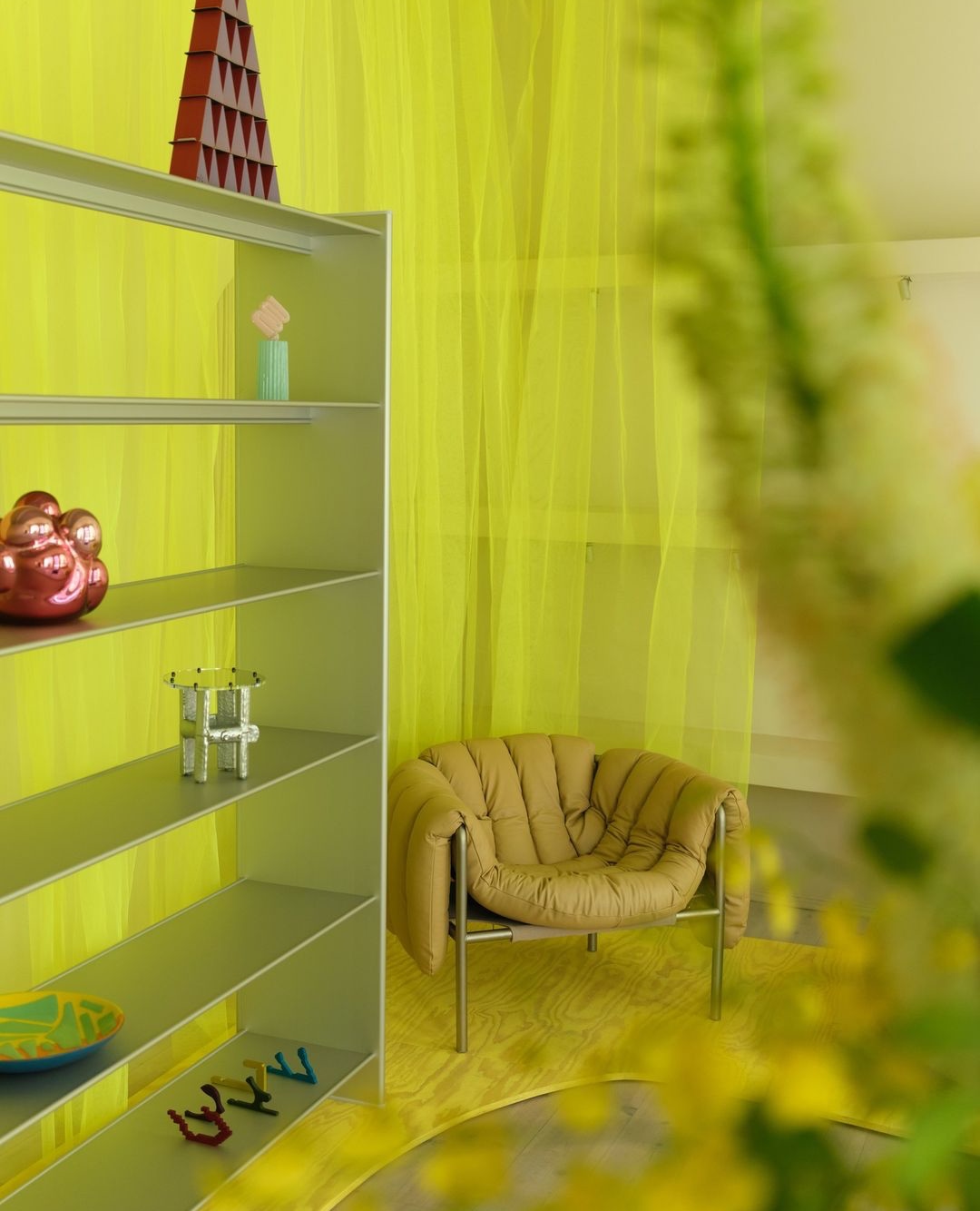 Кресло Hem Puffy, стеллаж Hem T Shelf