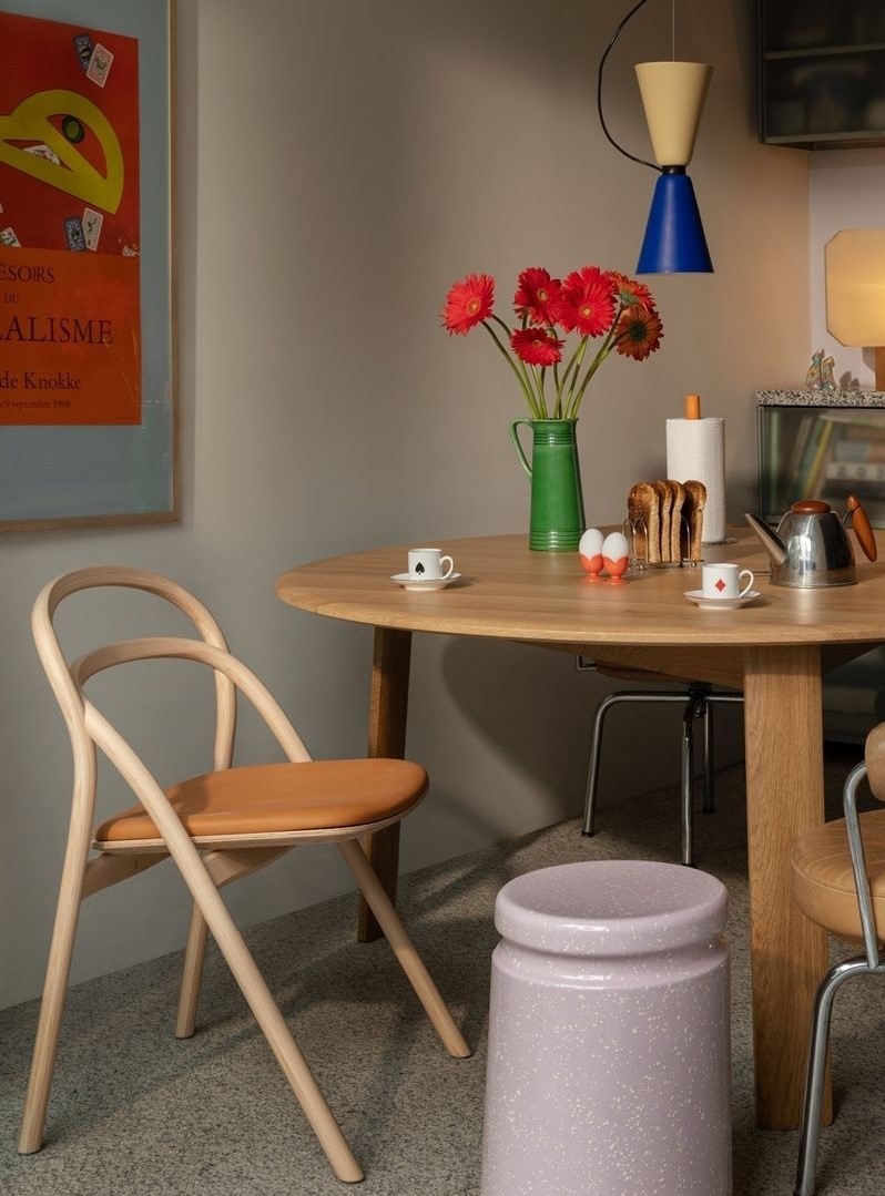 Так мы можем воплотить любую идею и создать строгую монохромную лампу, забавный разноцветный торшер или элегантное бра.