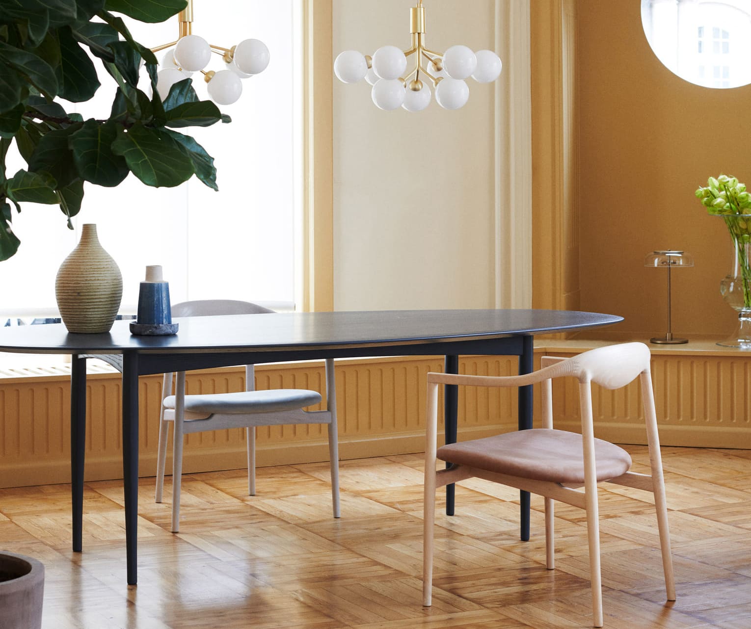 Подвесной светильник Apiales 9, стол Jari Dining Table, стул Jari Dining Chair
