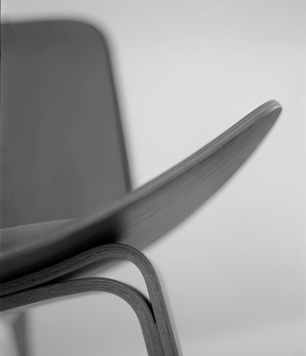 Энергичная дугообразная линия сиденья задает характер кресла. Ей вторят вогнутая спинка и ножки, напоминающие перевёрнутый трезубец.