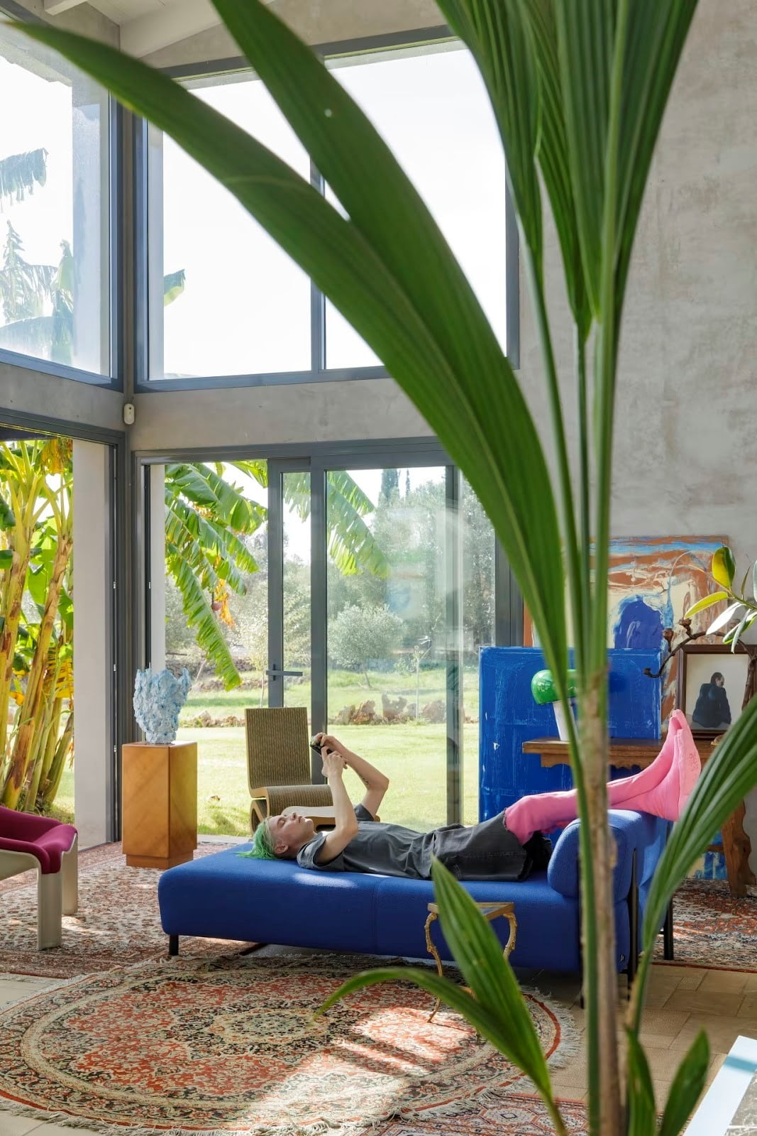 Но стиль у фабрики уникальный: живой, игривый и смелый.