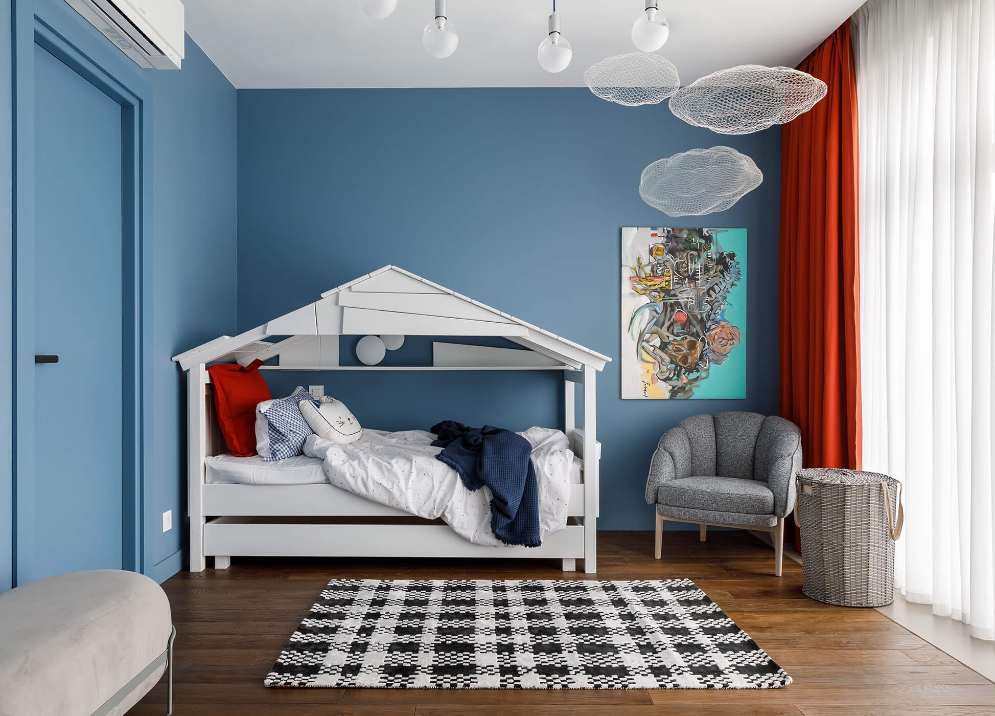 Детская кровать Mathy By Bols Star Treehouse Bed, ковёр из шёлка Illulian, подвесной светильник Vesoi