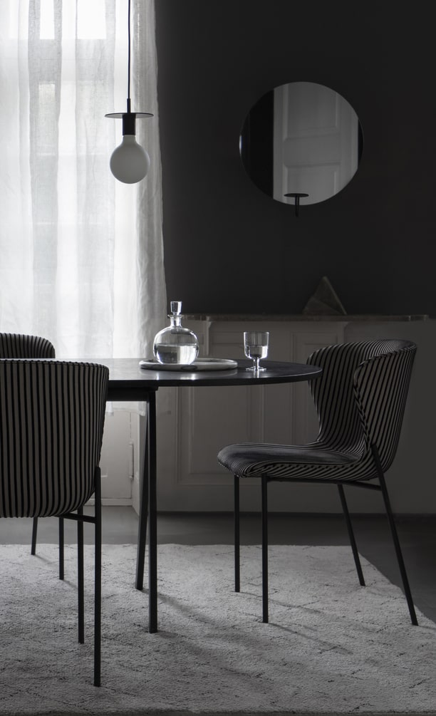 За счёт простого металлического основания, окрашенного в чёрный, она ставится на пол, на стол или подвешивается на стену или потолок — ведь нет ничего более практичного и вневременного, чем обычная лампочка.