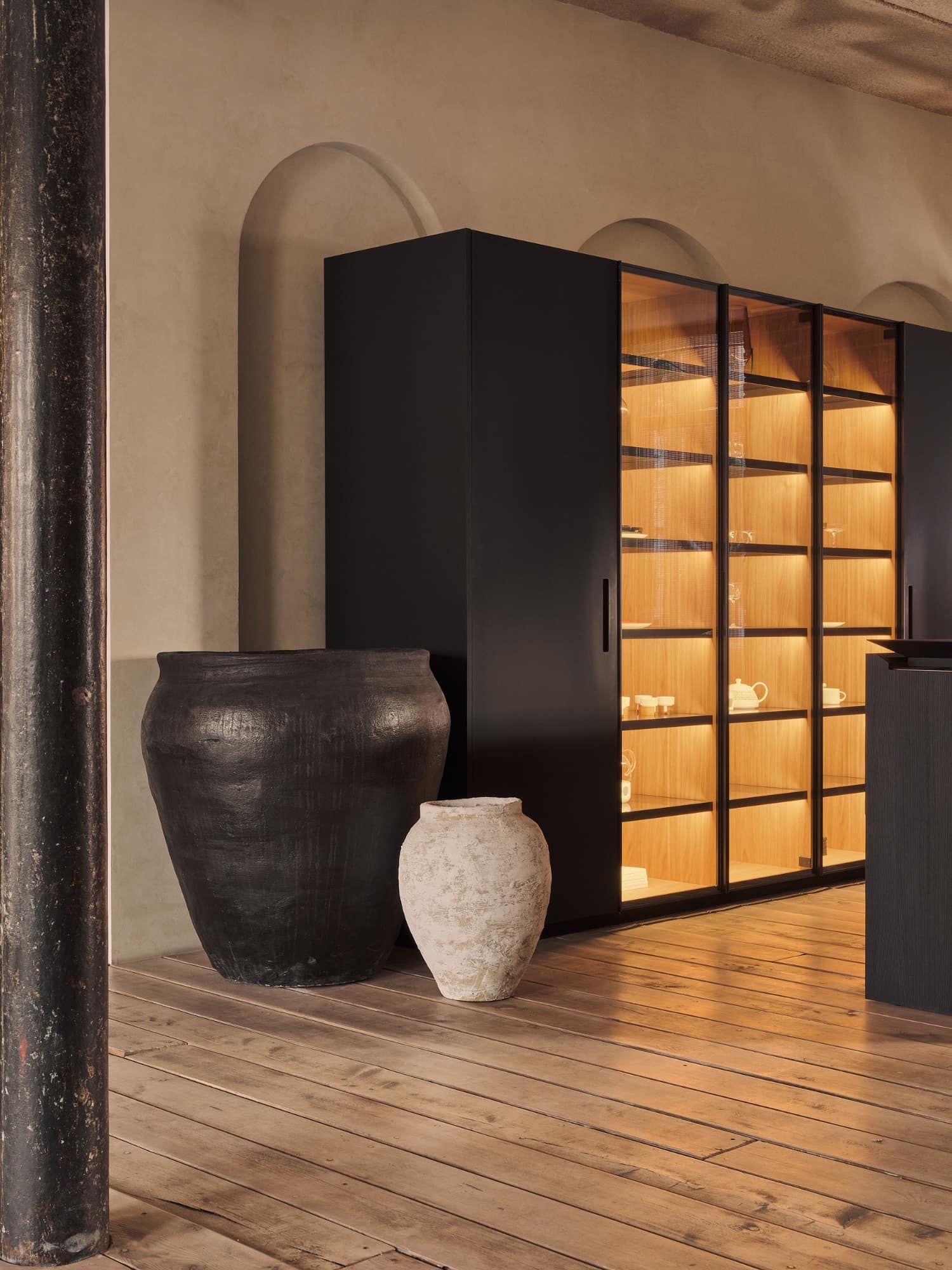 Кухню Minimal Cucine дополнили глиняные кашпо, выполненные на заказ специально для нашего пространства.